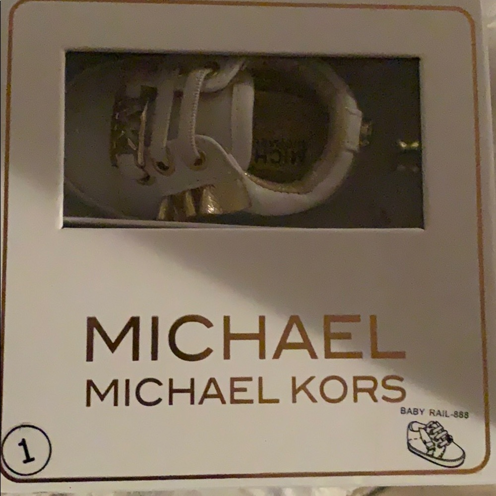 I am selling a size 1 MICHAEL KORS Infant shoe.